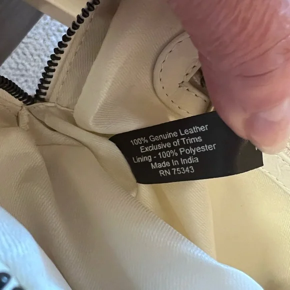 Elegant White Quilted Handbag/Crossbody - Picture 8 of 8